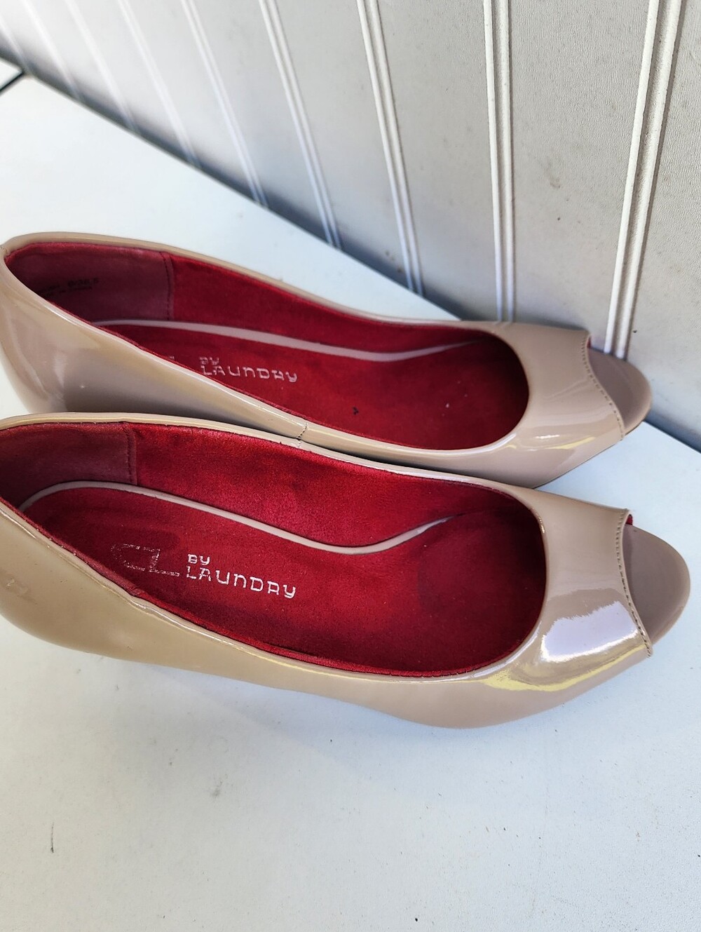 Chinese Laundry Women's Beige Nude Tan Solid Wedge Shoes Patent Leather Sz 6 - Picture 2 of 9